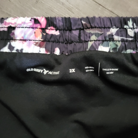 Womens Mid-Rise StretchTech Run Shorts - Picture 3 of 13